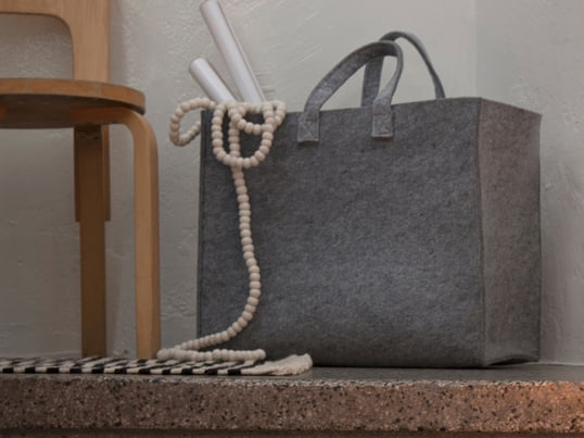 With the Iittala Meno bags, their multi-purpose character and practicality stand in the foreground. One could not wish anything more of a carry bag. Polyester felt makes a bag extremely durable, lightweight and at the same time aesthetically appealing.
